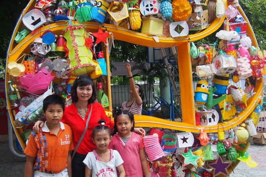 Mô hình lồng đèn bằng vật liệu tái chế lớn nhất Việt Nam