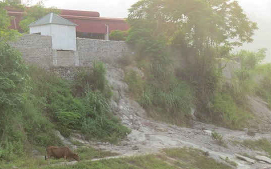 Người dân tố Nhà máy bê tông Lâm Bình xả thải gây ô nhiễm suối Đúng