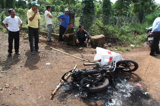 Đắk Lắk: Điều tra làm rõ nguyên nhân 2 thanh niên tử vong bên đường