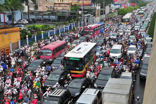 Hà Nội: Giao thông tê liệt sau cơn mưa vào buổi sáng