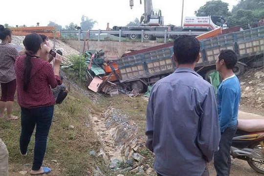 Xe chở sắt lao xuống cống trên đường cao tốc Nội Bài - Lào Cai, 2 người thương vong
