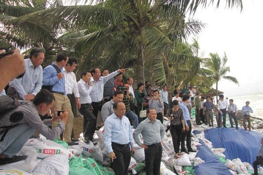 Phó Thủ tướng Nguyễn Xuân Phúc khảo sát tình hình sạt lở bờ biển Hội An
