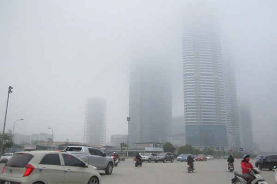 Sương mù đày đặc bao phủ nhà cao tầng Hà Nội