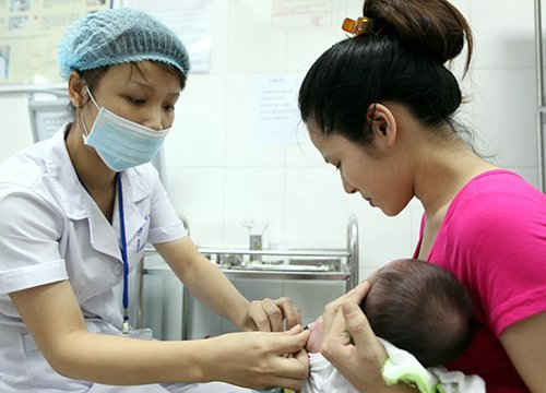 Bộ Y tế khuyến cáo người dân đưa trẻ đi tiêm vắcxin Quinvaxem kịp thời