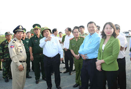 Phó Thủ tướng Nguyễn Xuân Phúc thị sát phòng, chống buôn lậu tại An Giang
