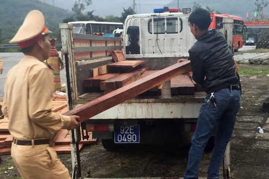 Nam Giang - Quảng Nam: Phát hiện xe khách chở gỗ lậu