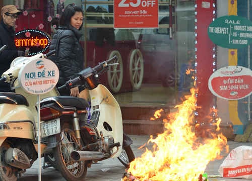 Tết ông Công, ông Táo: Muôn kiểu hoá vàng mã ở Thủ đô