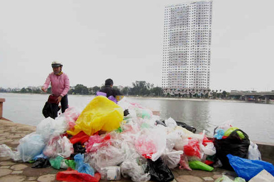 Hà Nội: Ngập tràn túi nilon ở hồ Linh Đàm