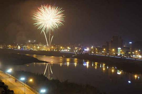 Pháo hoa rực sáng bầu trời thành phố biên giới Lào Cai