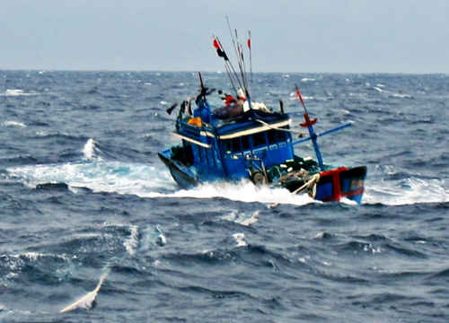 Quảng Bình: Tàu cá bị sóng đánh chìm, 3 ngư dân mất tích