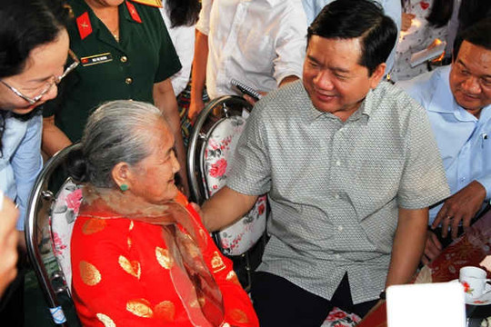 Bí thư Thành uỷ TPHCM Đinh La Thăng chỉ đạo sửa nhà cho thân nhân liệt sỹ
