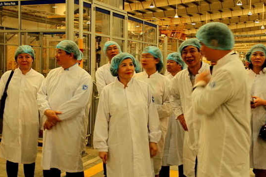 73 tham tán, công sứ Việt Nam tham quan siêu nhà máy sữa Vinamilk
