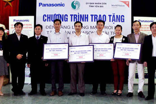 Trao tặng 700 đèn năng lượng cho Yên Bái