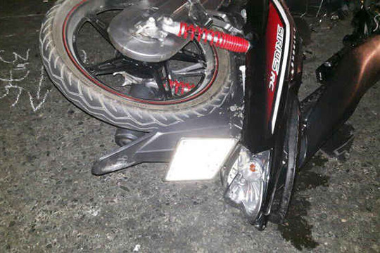 Ô tô chở nghi phạm của cảnh sát va chạm xe gắn máy khiến 3 người tử vong