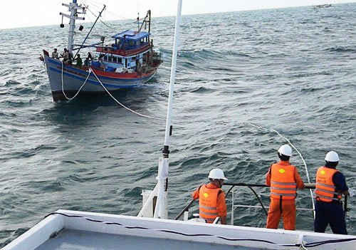 Cứu nạn 9 thuyền viên trên tàu cá bị chìm