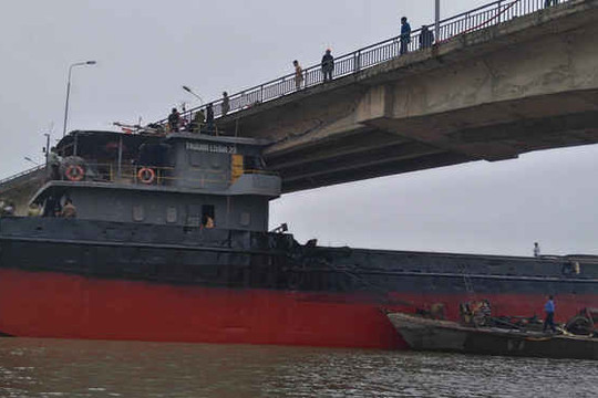 Phó Thủ tướng chỉ đạo tiếp tục khắc phục sự cố tàu đâm cầu An Thái