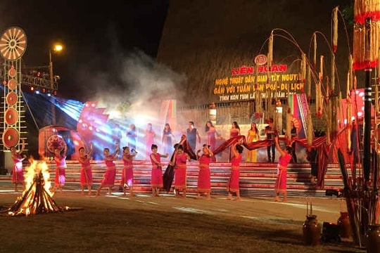 Kon Tum: Khai mạc Liên hoan nghệ thuật dân gian Tây Nguyên 2016