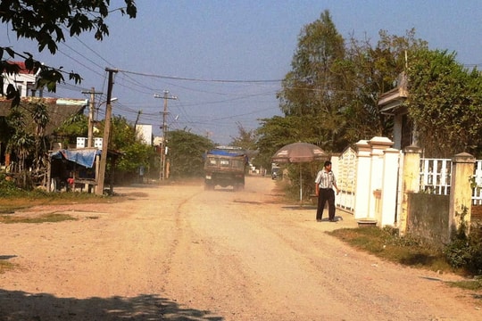 Quảng Nam: Hàng trăm hộ dân sống trong "nắng bụi mưa bùn"