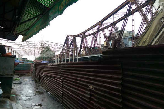 Vụ cầu Long Biên bị lấn chiếm hành lang an toàn đường sắt: Mất bò mới lo làm chuồng