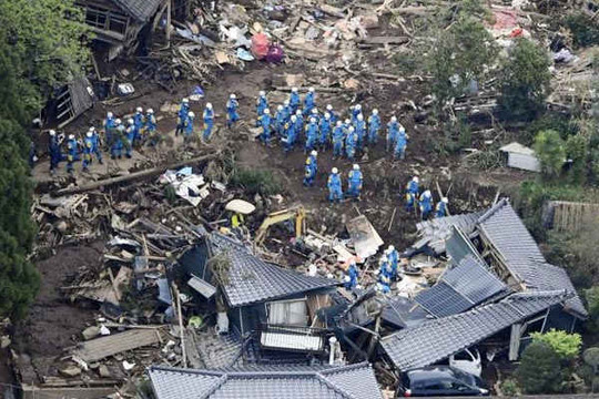 Tăng cường tìm kiếm người sống sót sau trận động đất ở Nhật Bản