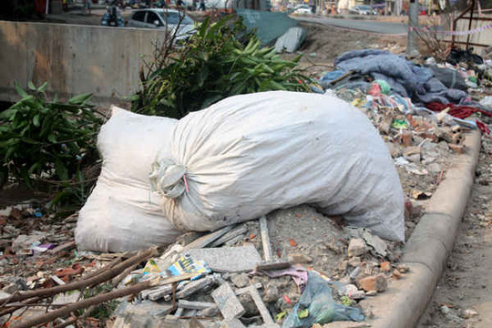 Hà Nội: Rác thải ngập tràn tại nút giao Bưởi – Hoàng Quốc Việt