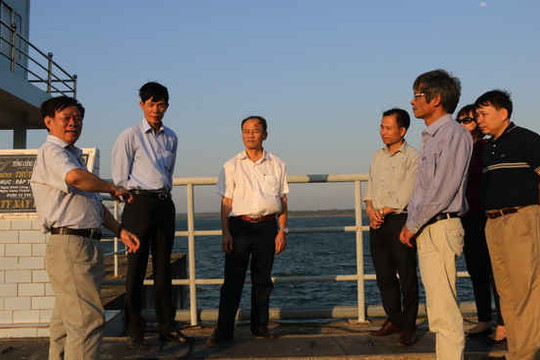 Thứ trưởng Chu Phạm Ngọc Hiển  kiểm tra việc vận hành các hồ trên sông Srê-Pôk