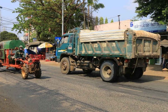 Đắk Lắk: Xe chở VLXD "đại náo" Tỉnh lộ 2