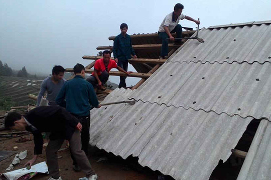Lào Cai: Mưa đá, gió lốc làm hơn 100 nhà dân bị hỏng mái, 1 người chết