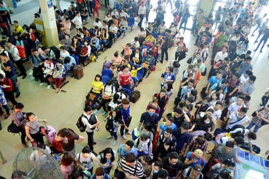 Hà Nội: Người dân xếp hàng dài chờ mua vé dịp nghỉ lễ