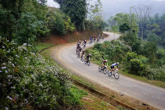 Khởi động Giải đua xe đạp vượt núi quốc tế "Cúp 25 năm tái lập tỉnh Lào Cai"