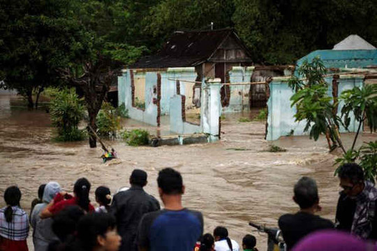 Gần 50 người chết trong vụ lở đất ở Indonesia