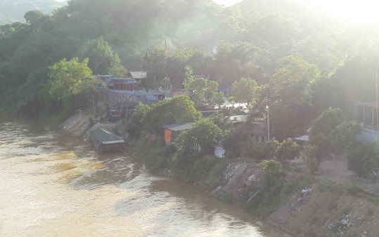 Bảo Yên – Lào Cai: Ngang nhiên đổ đất lấn sông Hồng