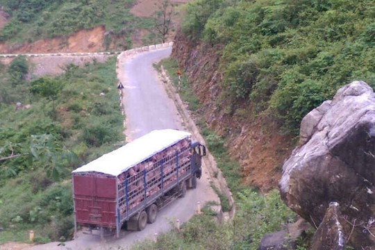Simacai (Lào Cai): Cần chấn chỉnh nạn xe "quá khổ, quá tải" trên đường giao thông nông thôn