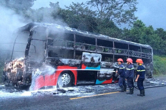 Đắk Nông: Xe khách bốc cháy, 15 hành khách may mắn thoát chết