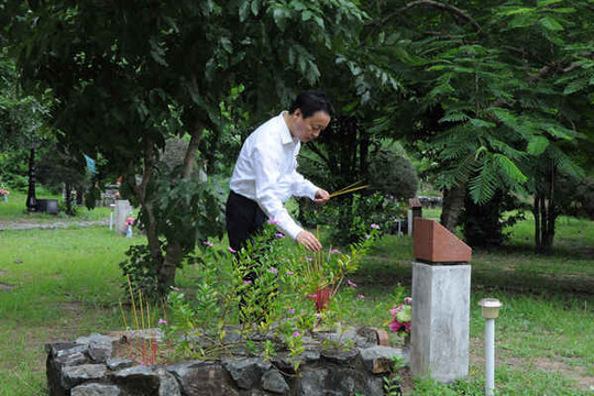 Bộ trưởng Trần Hồng Hà dâng hương tại Nghĩa trang Hàng Dương -  Côn Đảo