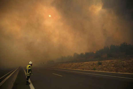 Cháy rừng lan rộng ở miền Nam nước Pháp, 4 lính cứu hỏa bị thương