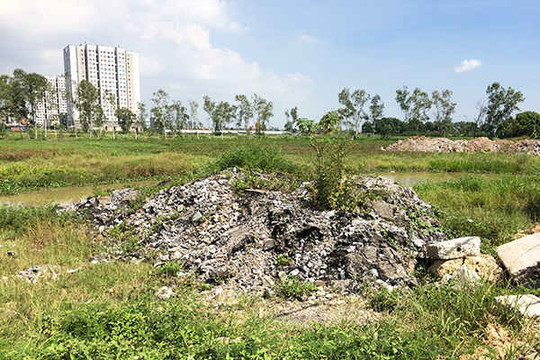 Hà Đông (Hà Nội): Ngang nhiên đổ trái phép phế thải xây dựng