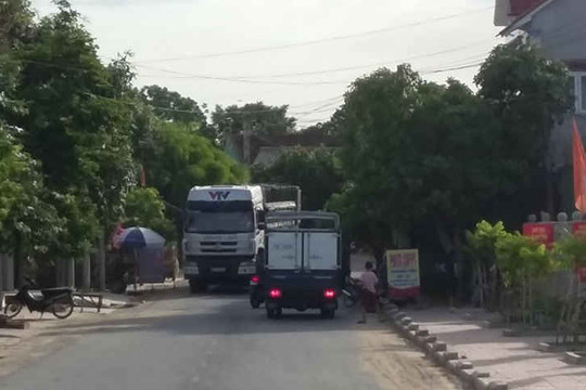Hà Tĩnh: "Né" trạm thu phí, các phương tiện đua nhau đại náo đường làng