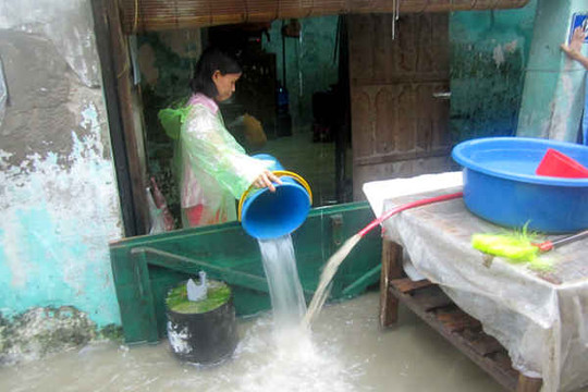 Hà Nội: Mưa lớn, người dân tát nước chống ngập
