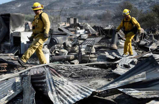 Nhân viên cứu hỏa California tiếp cận được hiện trường vụ cháy rừng phá hủy gần 100 ngôi nhà