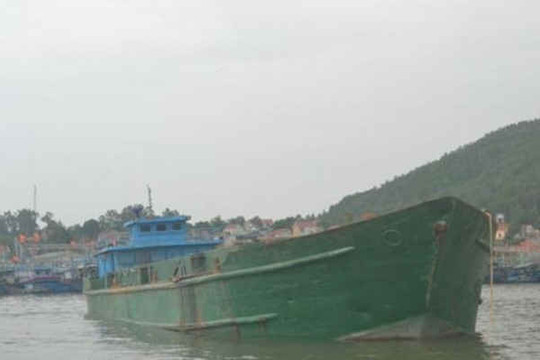 Bắt giữ tàu xả chất thải màu đen xuống vùng biển Nghệ An
