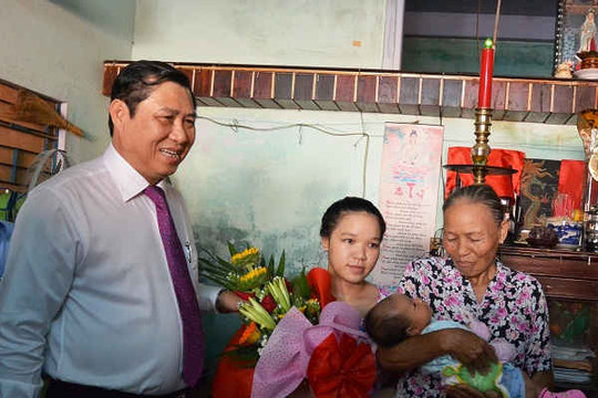 Chủ tịch Đà Nẵng đến tận nhà trao giấy khai sinh, sổ hộ khẩu cho trẻ sơ sinh