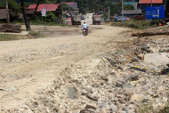 Lào Cai: Dự án đường giao thông chậm tiến độ làm khổ dân