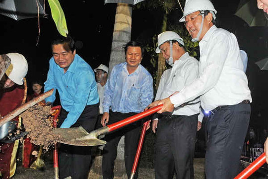 Thủ tướng Nguyễn Xuân Phúc trồng cây lưu niệm tại Công viên tượng đài Long An