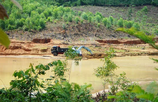 Bình Định:  "Núp bóng" nạo vét lòng hồ để khai thác đất