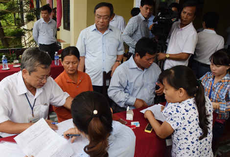 Chủ tịch tỉnh Thừa Thiên Huế  kiểm tra việc chi trả tiền bồi thường cho người dân vùng biển