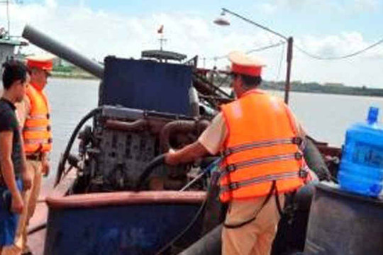 "Mật phục" bắt hàng loạt tàu khai thác cát ở sông Hồng