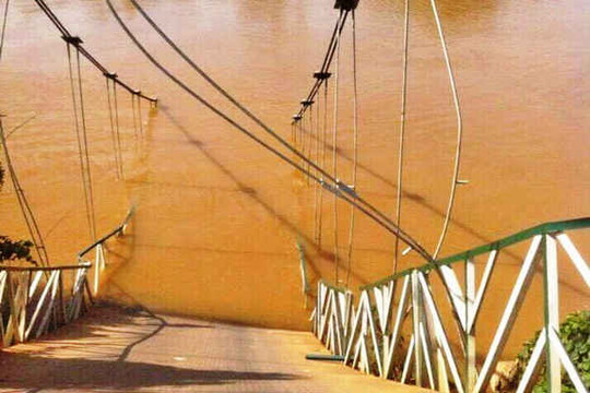 Đồng Nai: Sập cầu treo Tà Lài, 4 người rơi xuống sông