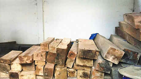 Đăk Tô (Kon Tum): Tạm giữ 77 hộp gỗ xẻ cất giấu trái phép trong nhà dân