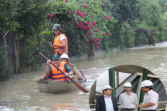 Phó Chủ tịch tỉnh Quảng Ngãi kiểm tra, chỉ đạo phòng tránh, khắc phục mưa lũ
